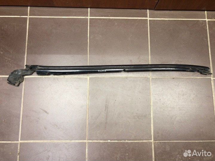 Молдинг лобового стекла левый Mercedes-Benz