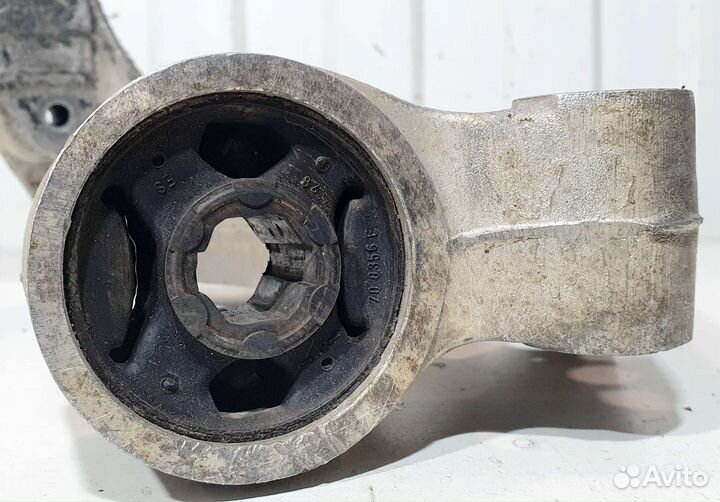 Кронштейн переднего рычага левый Skoda Fabia