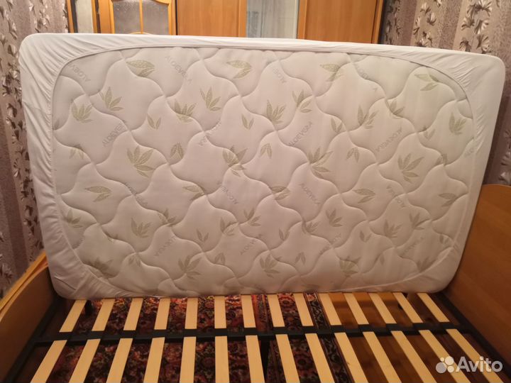 Кровать полутороспальная с матрасом