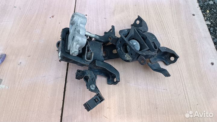 Подушка двигателя Toyota Prius ZVW30 2ZR-FXE