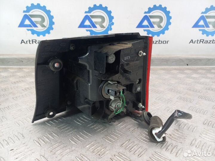 Фонарь задний левый Citroen C-Crosser 2.2 HDI