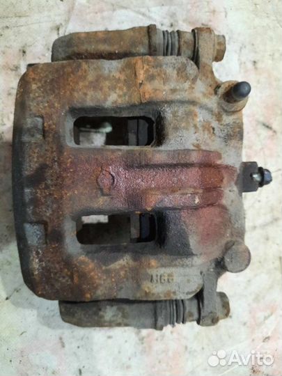 Суппорт передний левый Nissan Patrol Y61 RD28TI