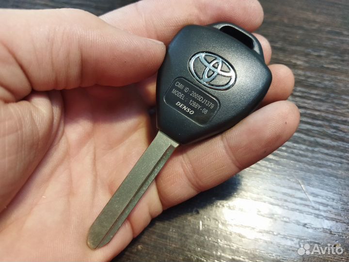 Ключ тойота 2 кнопки вдоль лезвие TOY47