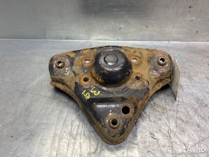 Кронштейн амортизатора Volkswagen Passat B5