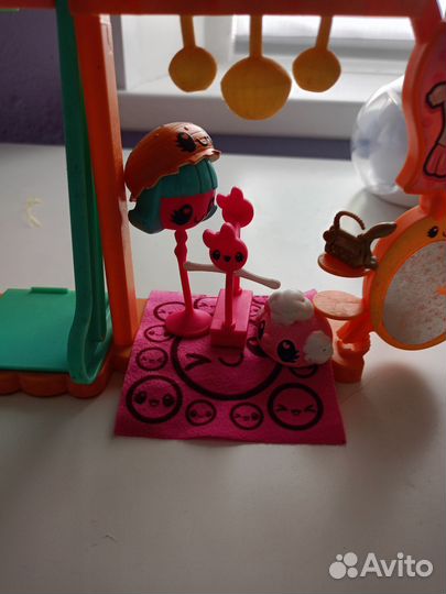 Игрушечный домик с мебелью