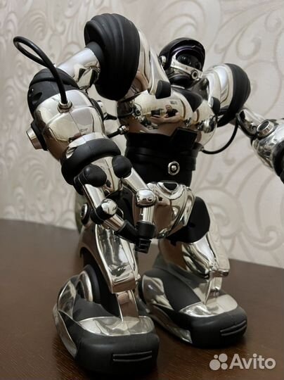 Робот на пульте управления