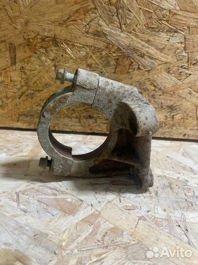 Кронштейн правого привода Вольво S60