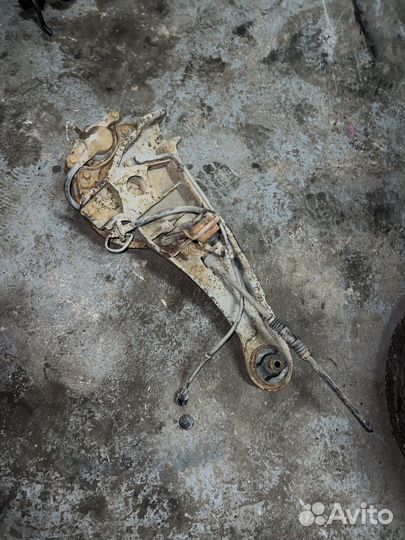 Задний рычаг правый Mitsubsihi Lancer 9