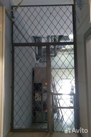 Дверь металлическая решётчатая