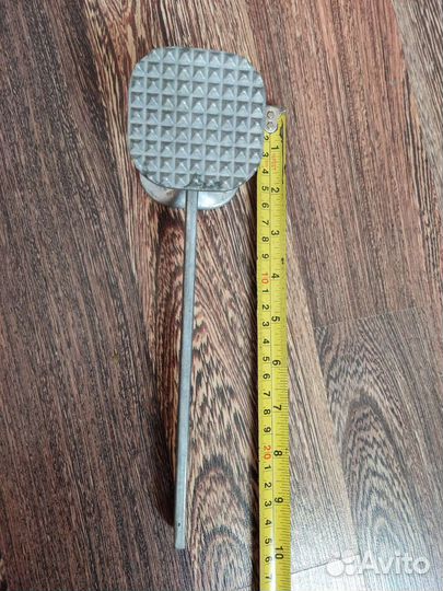 Сахарница и кухонный молоток