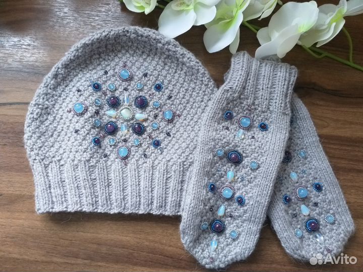 Шапка и варежки ручной работы