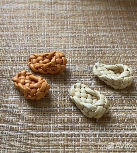 Сувенир «Лапоточки» плетеный из бумажной лозы