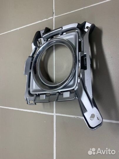 Накладка противотуманной фары правая Toyota Land