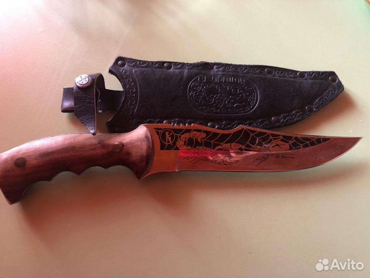 Нож с гравировкой