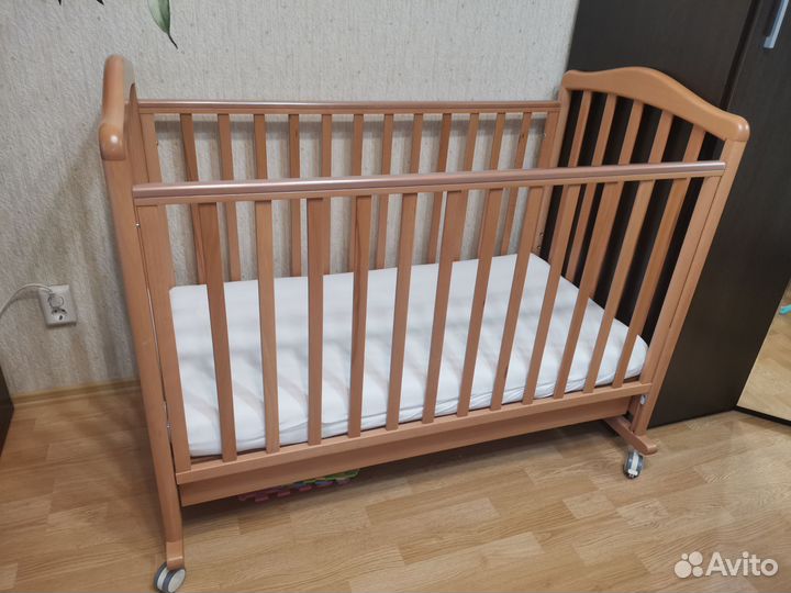 Детская кроватка с маятником и ящиком