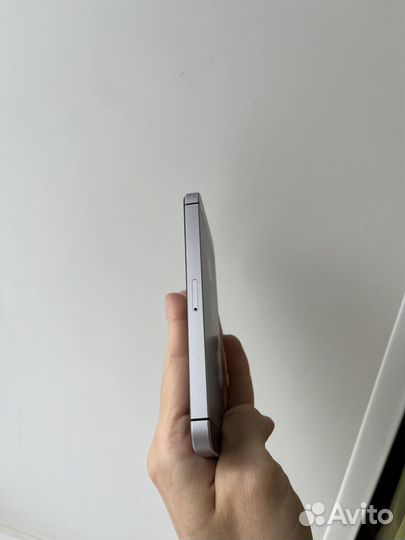 iPhone SE, 64 ГБ