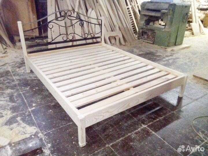 Кровать из массива