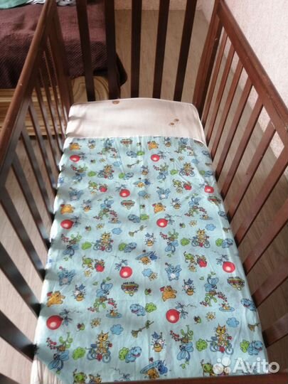 Детская кроватка с продольным маятником