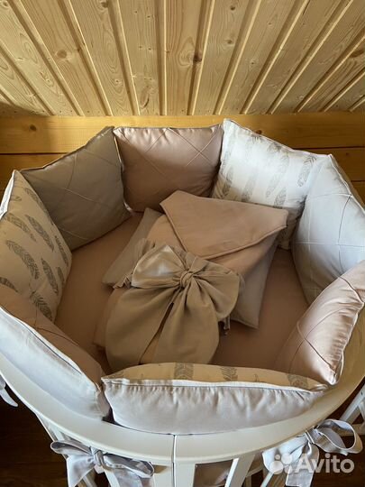 Детская кроватка с маятником