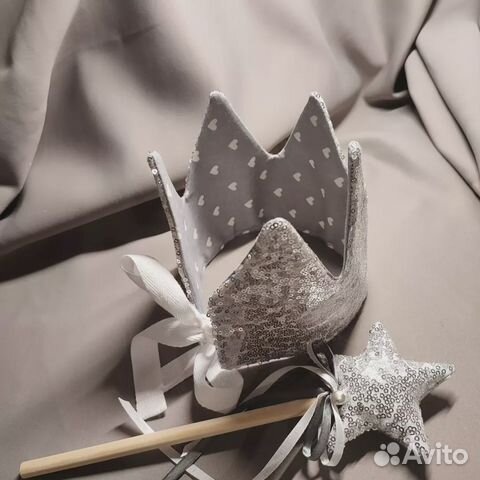 Корона из пайеток и волшебная палочка