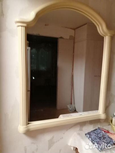 Зеркало настенное в деревянной раме