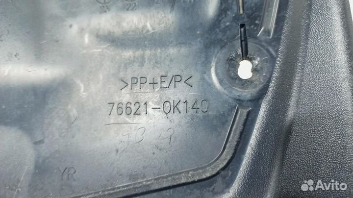 Брызговик передний правый Toyota Hilux, 8 поколение 766210K140. Дефект