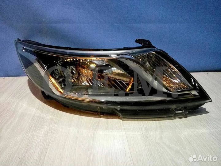 Правая передняя фара на Kia Rio 3 2011