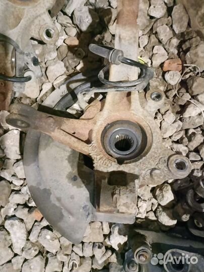 Рено Логан Сандеро 2 поворотный кулак