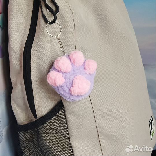 Вязаный брелок кошачья лапка