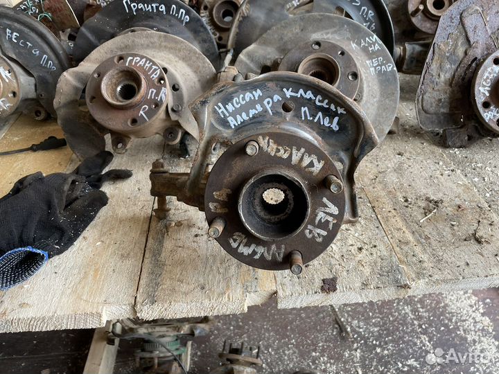 Поворотный кулак левый Nissa Almera Classic