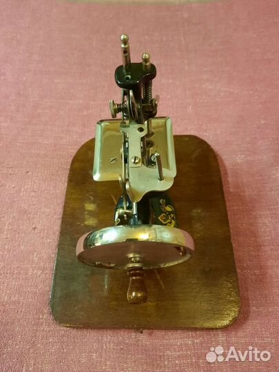 Ручная швейная машинка раннего СССР