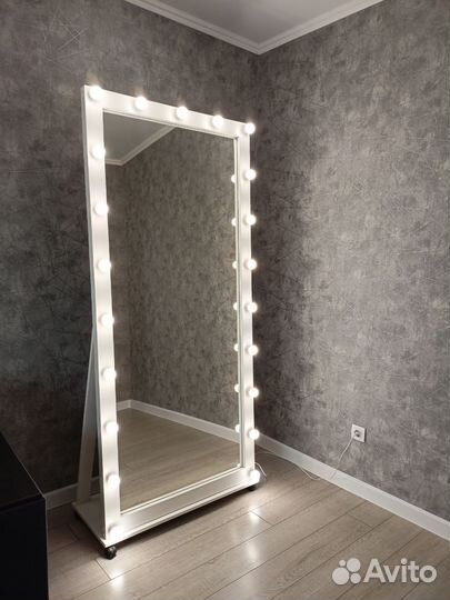 Гримерное зеркало с лампочками