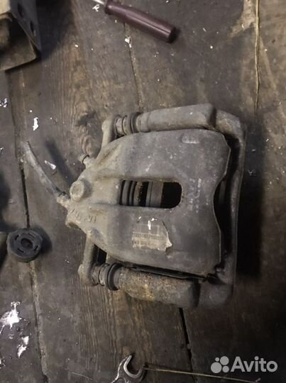 Суппорт левый передний Renault Duster