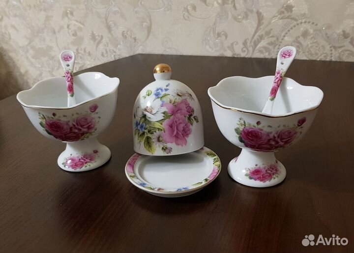 Столовый фарфоровый набор на деревянной подставке