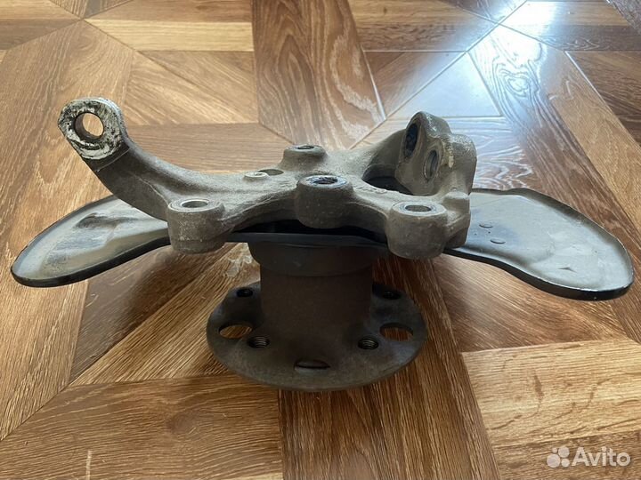 Кулак передний левый мерседес с 204