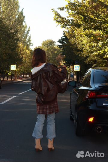 Бомбер oversize из экокожи