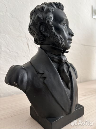 Статуэтка фарфор