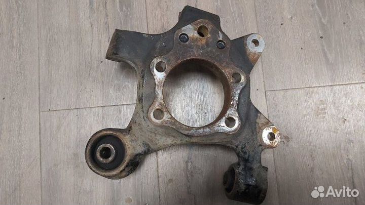 Кулак поворотный задний левый Mitsubishi Pajero 4