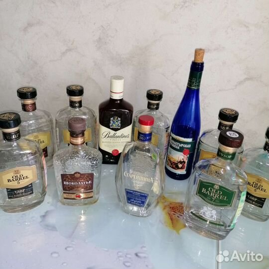 Пустые бутылки из-под напитков