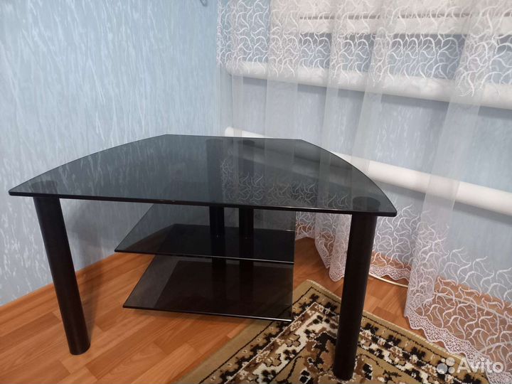 Стеклянный столик