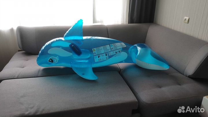 Надувной дельфин для плавания