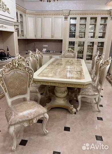 Обеденный стол и стулья