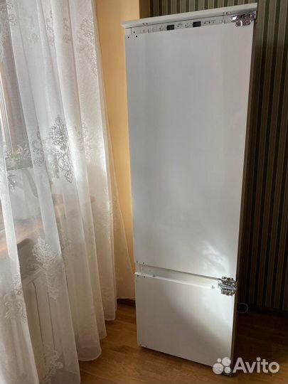 Холодильник встраеваемый AEG