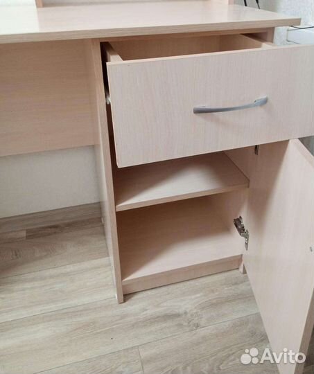 Письменный стол с полками