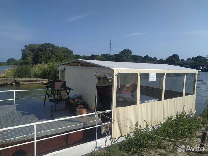 Прогулочный катер