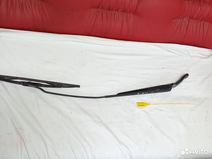 Поводок стеклоочистителя правый Ford Fiesta 5