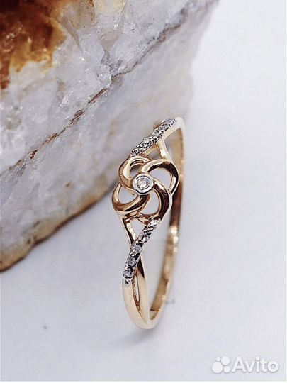 Золотое кольцо с бриллиантом