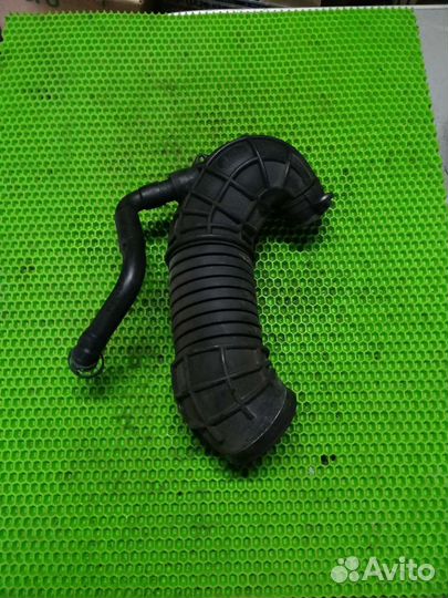 Патрубок воздушного фильтра audi a4 b7 2.0 TDI BRE