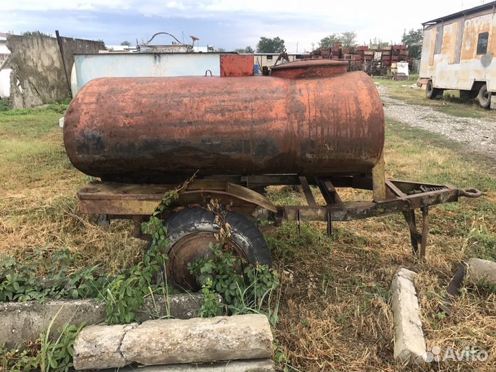 Водяные бочки на колёсах разного объёма и состояни