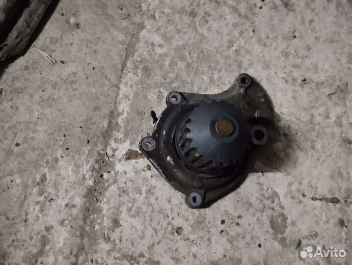 Водяной насос /помпа на Волгу Крайслер